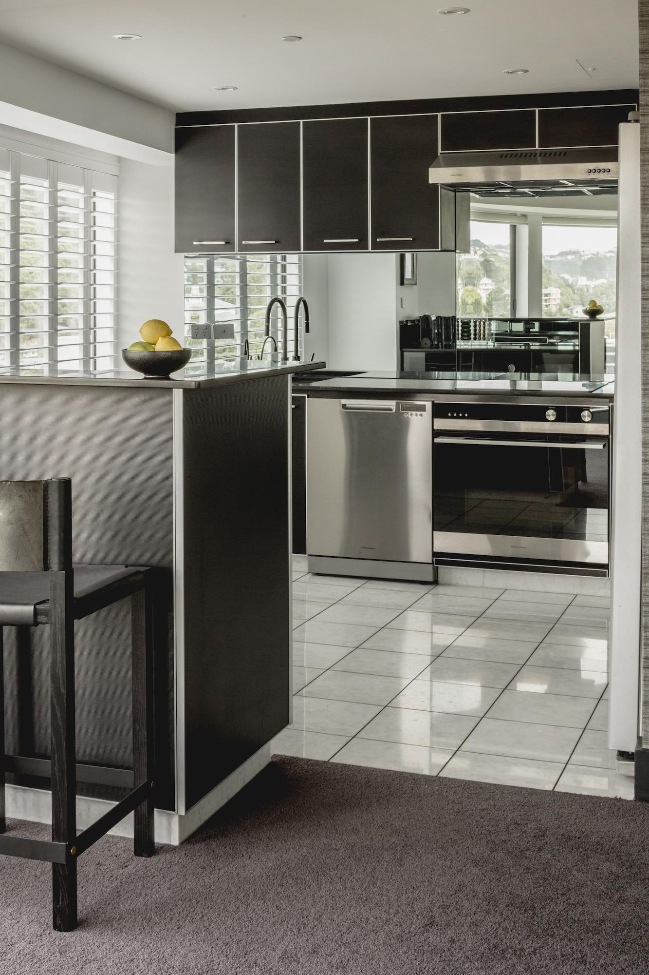 Bolton Hotel Веллингтон Экстерьер фото A kitchen with a granite floor