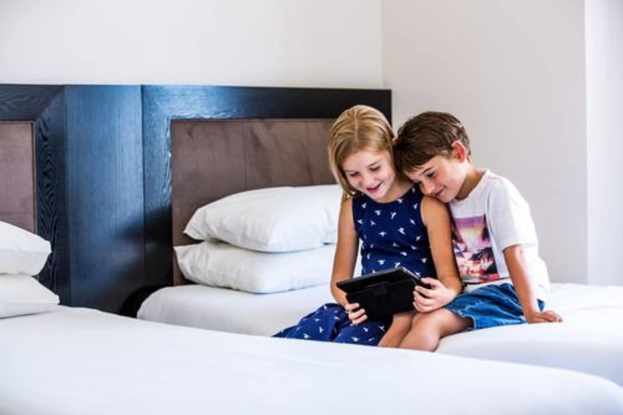 Bolton Hotel Веллингтон Экстерьер фото Children using a tablet