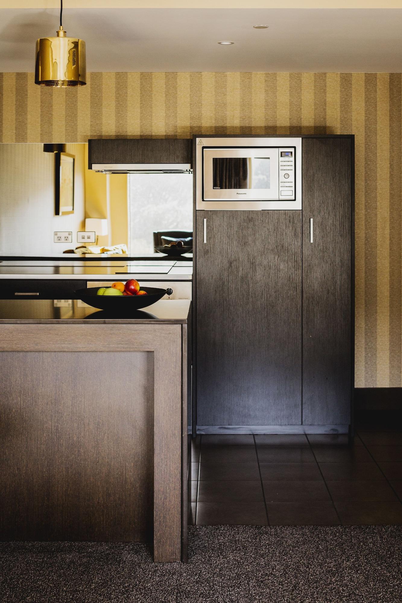Bolton Hotel Веллингтон Экстерьер фото A kitchen with a refrigerator