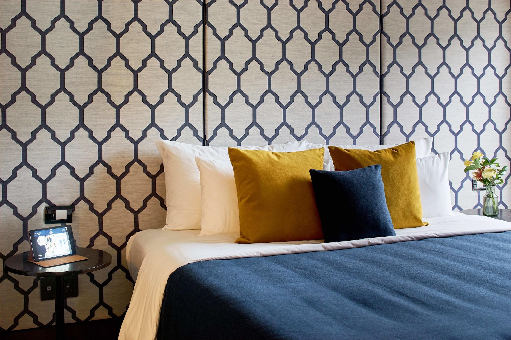 Bolton Hotel Веллингтон Экстерьер фото A bed with cushions