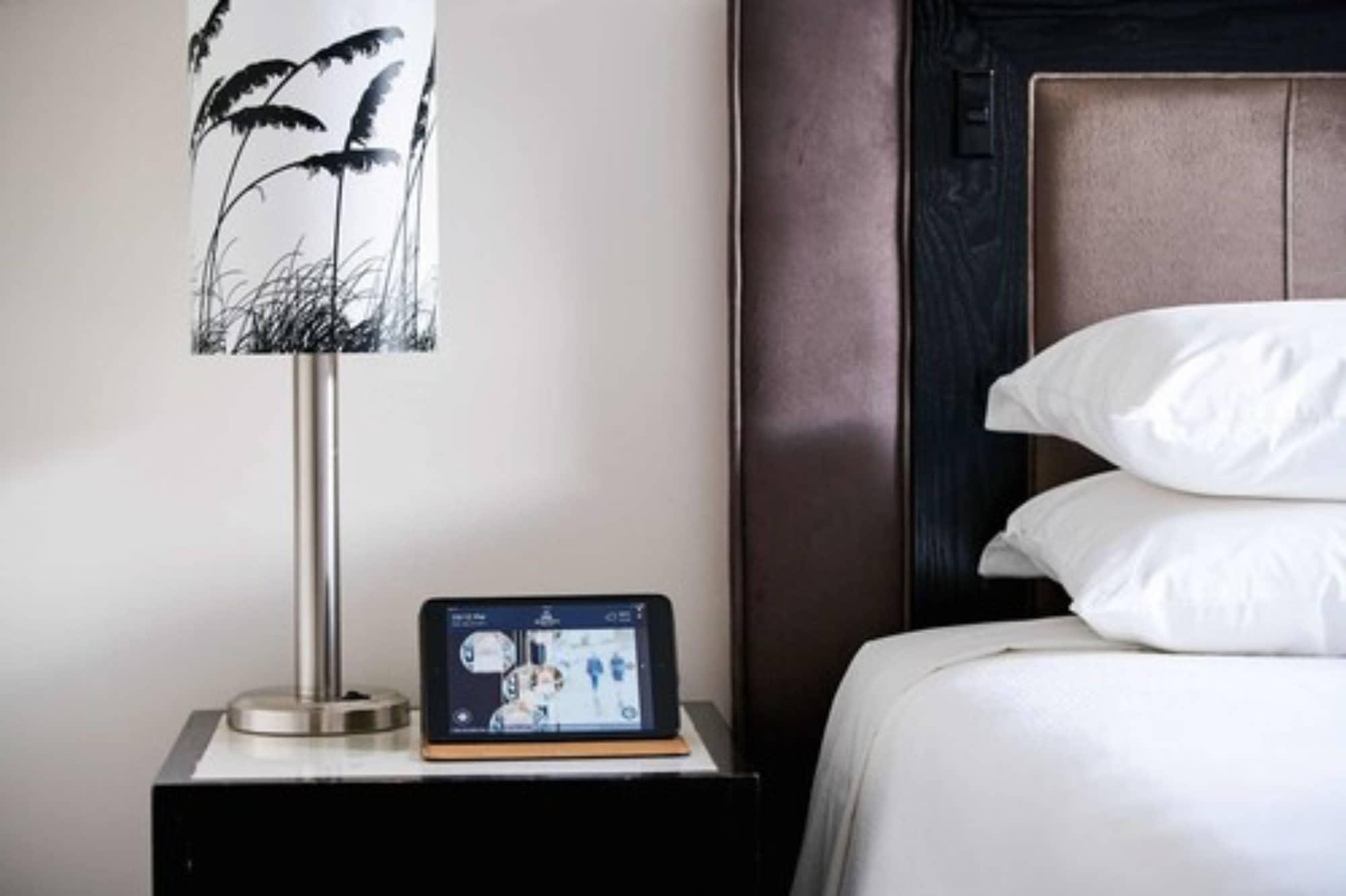 Bolton Hotel Веллингтон Экстерьер фото The iPad is used in the rooms of the Mandarin Oriental, Munich
