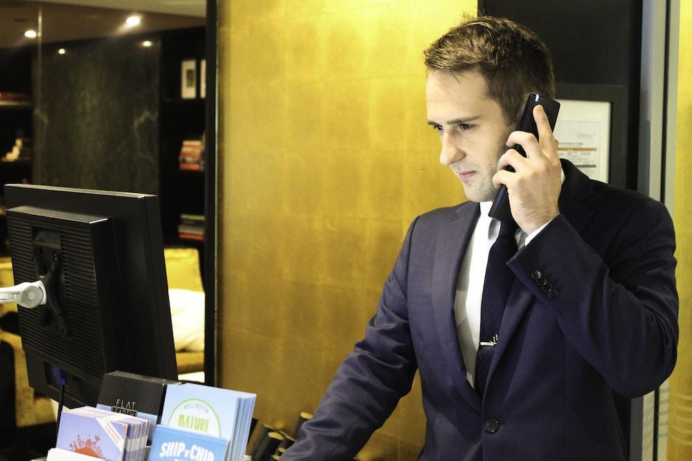Bolton Hotel Веллингтон Экстерьер фото A hotel concierge