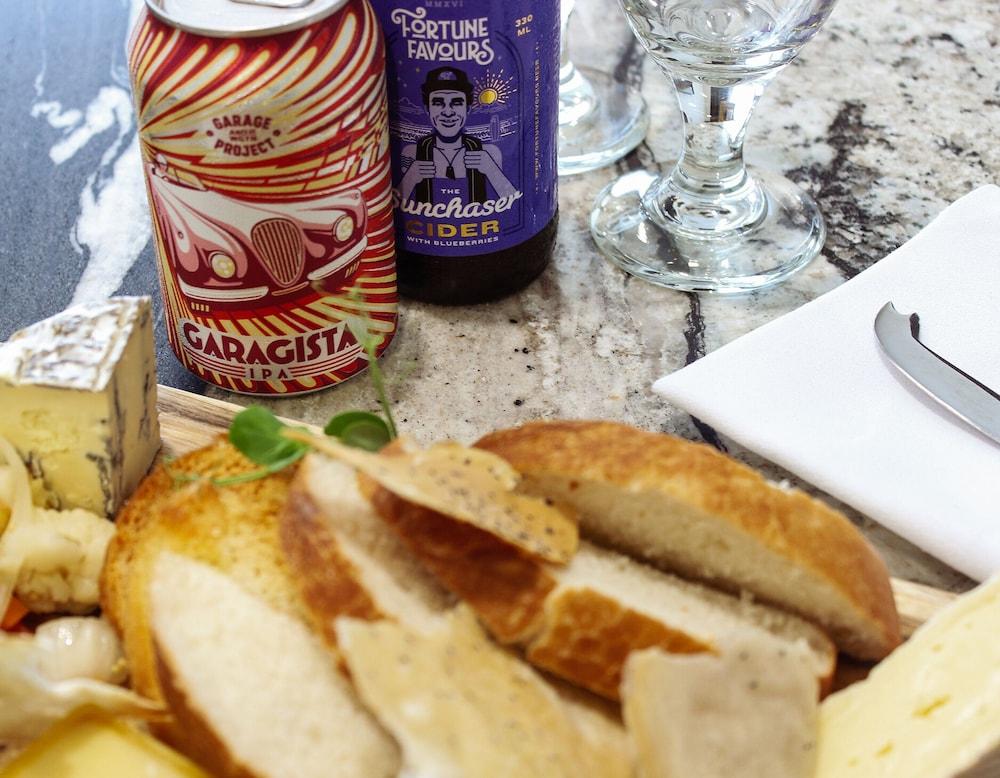 Bolton Hotel Веллингтон Экстерьер фото A cheese board with a can of Carachia