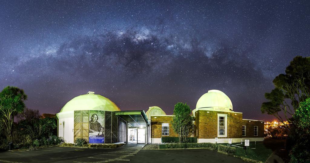 Bolton Hotel Веллингтон Экстерьер фото The observatory at night