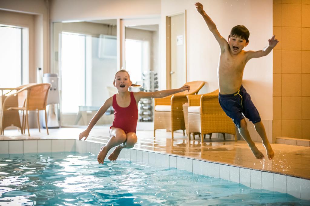 Bolton Hotel Веллингтон Экстерьер фото Children jumping into a swimming pool