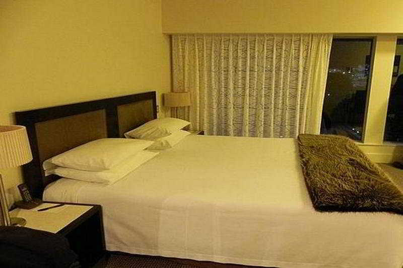 Bolton Hotel Веллингтон Экстерьер фото A bedroom at the hotel