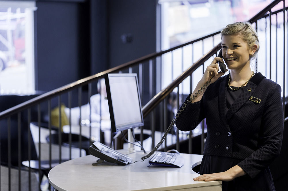 Bolton Hotel Веллингтон Экстерьер фото A receptionist at work
